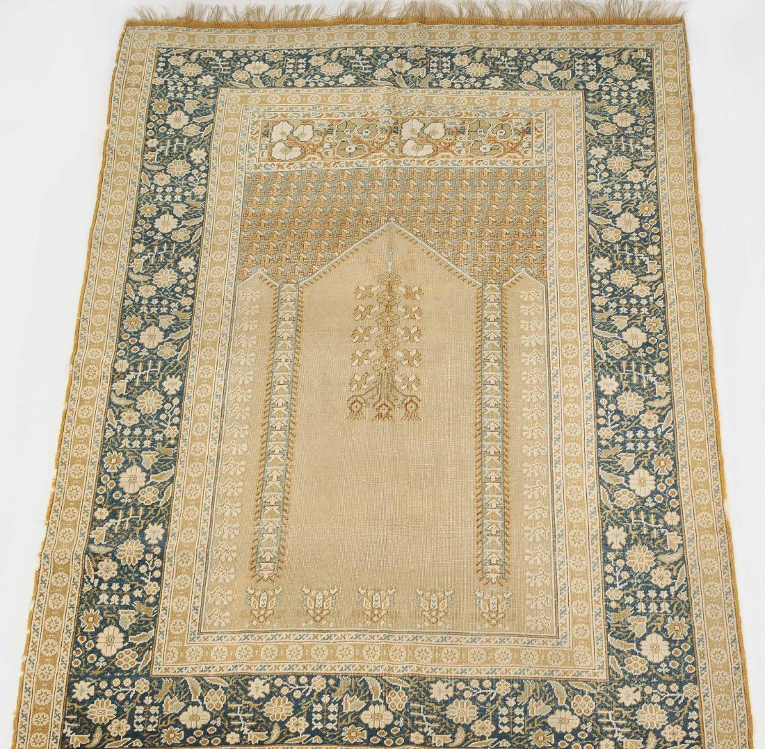 Panderma Z-Türkei, um 1910. Auf beigem Grund bilden 2: Panderma Z-Türkei, um 1910. Auf beigem Grund bilden 2 filigrane Säulen eine Gebetsnische (Mihrab), von deren Giebel eine Ampel hinab ins Feld hängt. Die reich gemusterte blaue filigrane Blüten- un