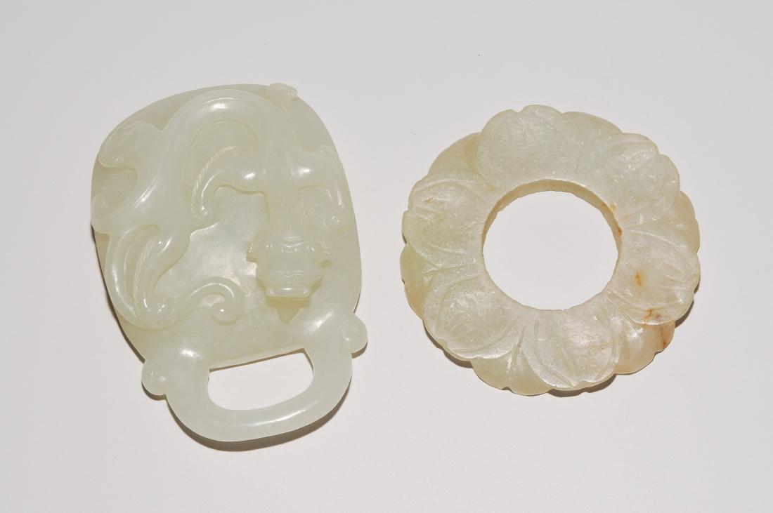 2 Jadeobjekte China, 20. Jh. Jade. Ein celadonfarbenes (1 of 1)