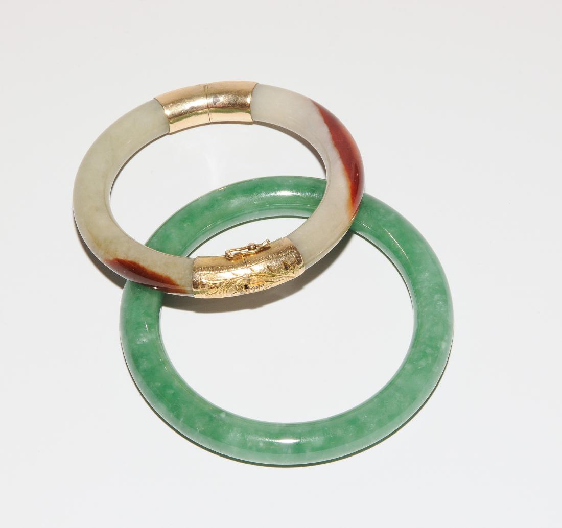 2 Jadearmreifen China. Jade. Ein Armreif aus grüner (1 of 1)