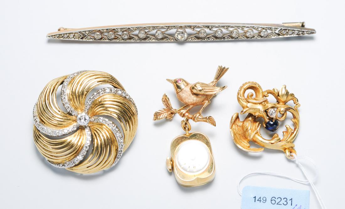 Lot: 4 Broschen Ende 19.-Mitte 20.Jh. 585-750 Gold,: Lot: 4 Broschen Ende 19.-Mitte 20.Jh. 585-750 Gold, Platin. Diamanten, 1 Saphir, Vogelbrosche mit Rubinauge und Uhrenanhänger (Bucherer). 40,8 g.