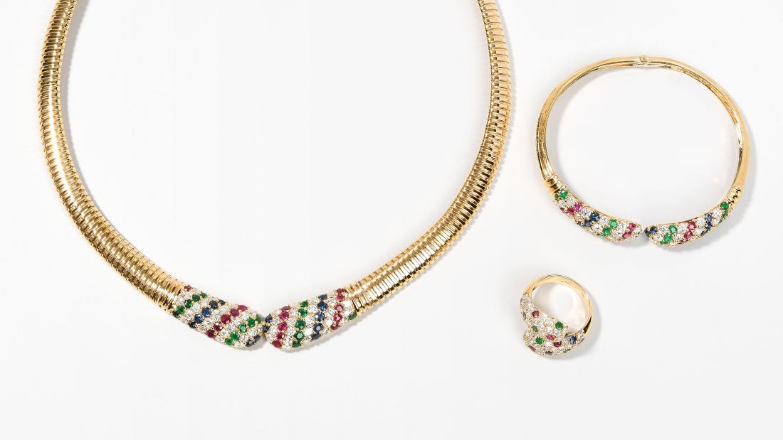 Rubin-Saphir-Smaragd-Brillant-Set Italien. 750: Rubin-Saphir-Smaragd-Brillant-Set Italien. 750 Gelbgold. Collier, Armreif und Ring. Elegantes Set mit 148 Brillanten 7.11 ct H-si, 41 Rubinen, 34 Saphiren und 39 Smaragen von je ca. 2–3 mm Ø. Ringg