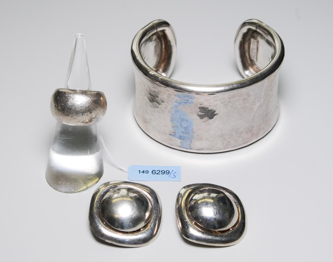 Ilias Lalaounis Silber-Set 925 Silber. Armspange: Ilias Lalaounis Silber-Set 925 Silber. Armspange Innenumfang 17,5 cm, Ring Gr. 46, Ohrclips 2,8x2,8 cm. 102 g.