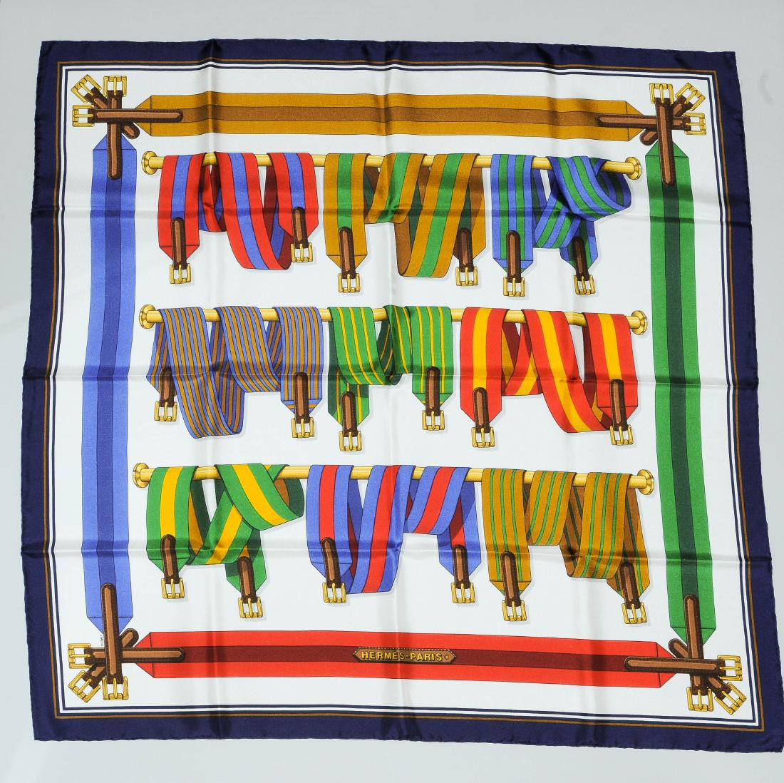 Hermès, Carré "Les Sangles" Seide. Dunkelblaue: Hermès, Carré "Les Sangles" Seide. Dunkelblaue Umrandung und weisser Grund. 89x89 cm. Sehr guter Zustand.