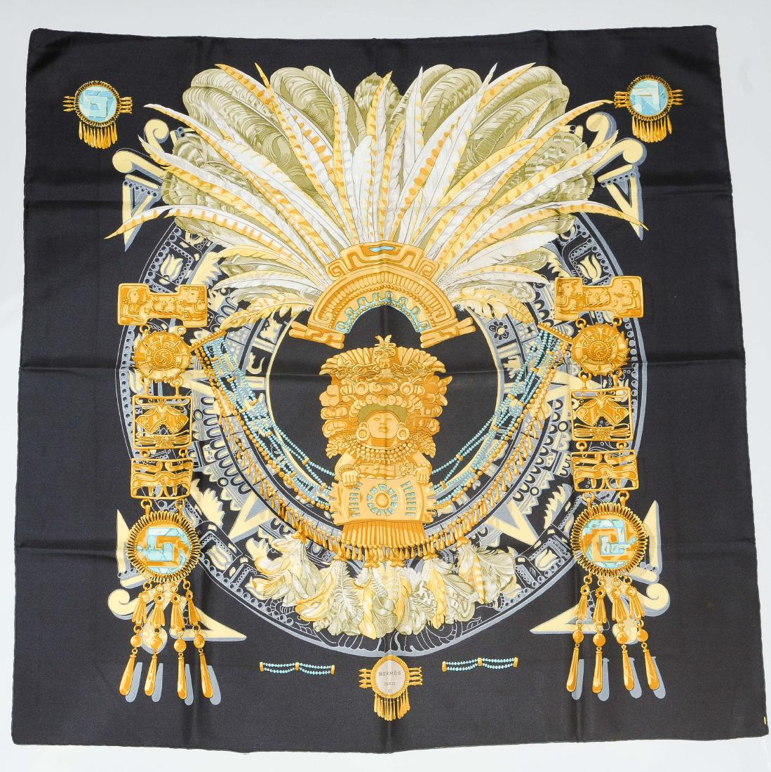 Hermès, Carré "Mayan" Seide. In Schwarz. 87x87 cm.: Hermès, Carré "Mayan" Seide. In Schwarz. 87x87 cm. Kleiner Fleck, reinigungsbedürftig.