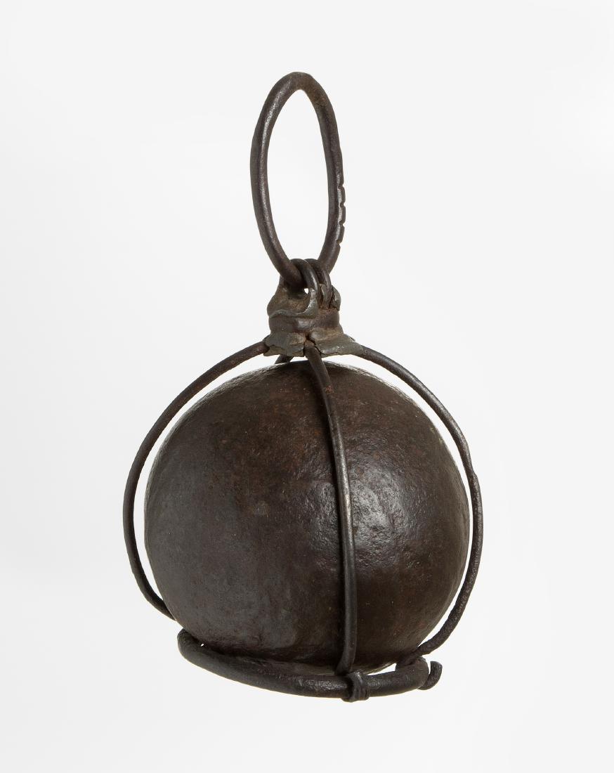 Lot: 2 Gewichte 17./18.Jh. Eisen. (1) Kugelgewicht in (1 of 2)