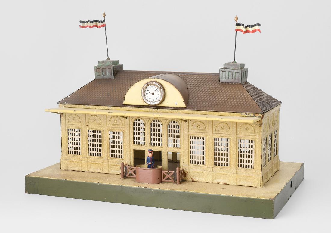 Karl Bub-Hauptbahnhof "1025" Deutschland, 1930er Jahre.: Karl Bub-Hauptbahnhof "1025" Deutschland, 1930er Jahre. Blech, farbig lithographiert. Auf rechteckiger Plattform einstöckiges, geprägtes Gebäude mit Vordach. Durchbrochene Fenster mit Gittereinsät