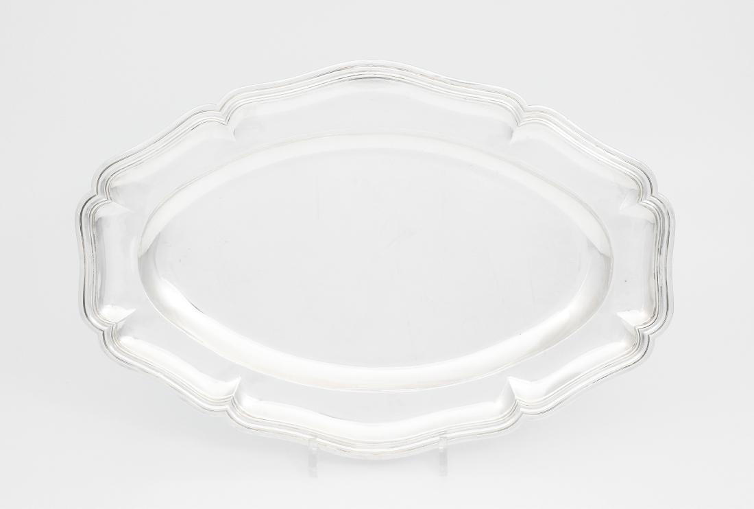 Fleischplatte Paris, um 1900. Silber. Meistermarke: Fleischplatte Paris, um 1900. Silber. Meistermarke Alphonse Debain. Ovale Form mit fassoniertem, profiliertem Rand. Garantie-, Meistermarke, Feingehalt 950. 44,6x30,5 cm, ca. 1170 g. - Alters- und Geb