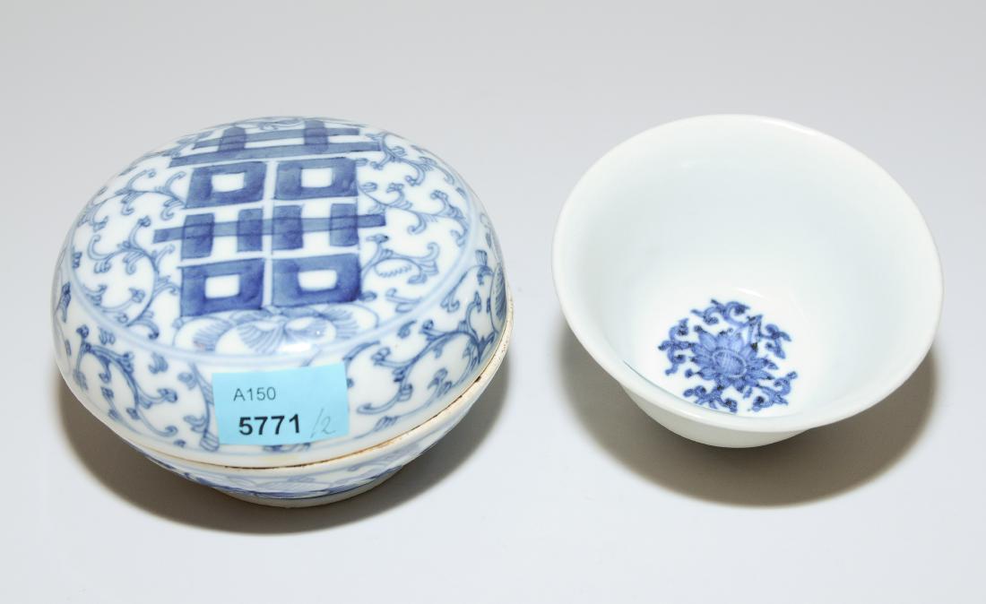 Koppchen und Deckeldose China. Blau-Weiss-Porzellan. (1 of 1)