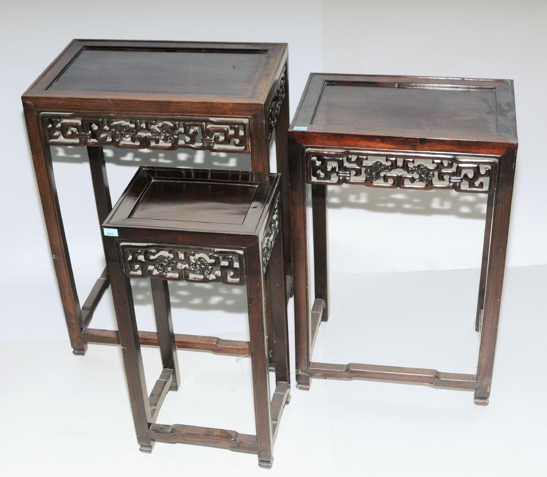 Dreiteiliger Satztisch China, 20.Jh. Hartholz. Zarge (1 of 1)