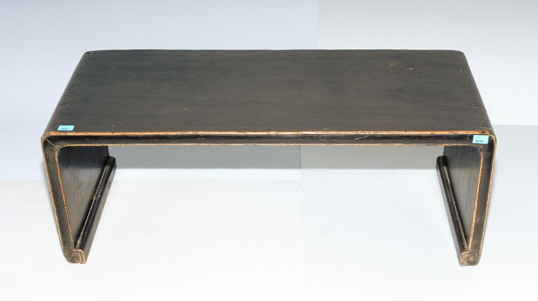 Kleiner Salontisch China. Holz, dunkel lackiert. (1 of 1)