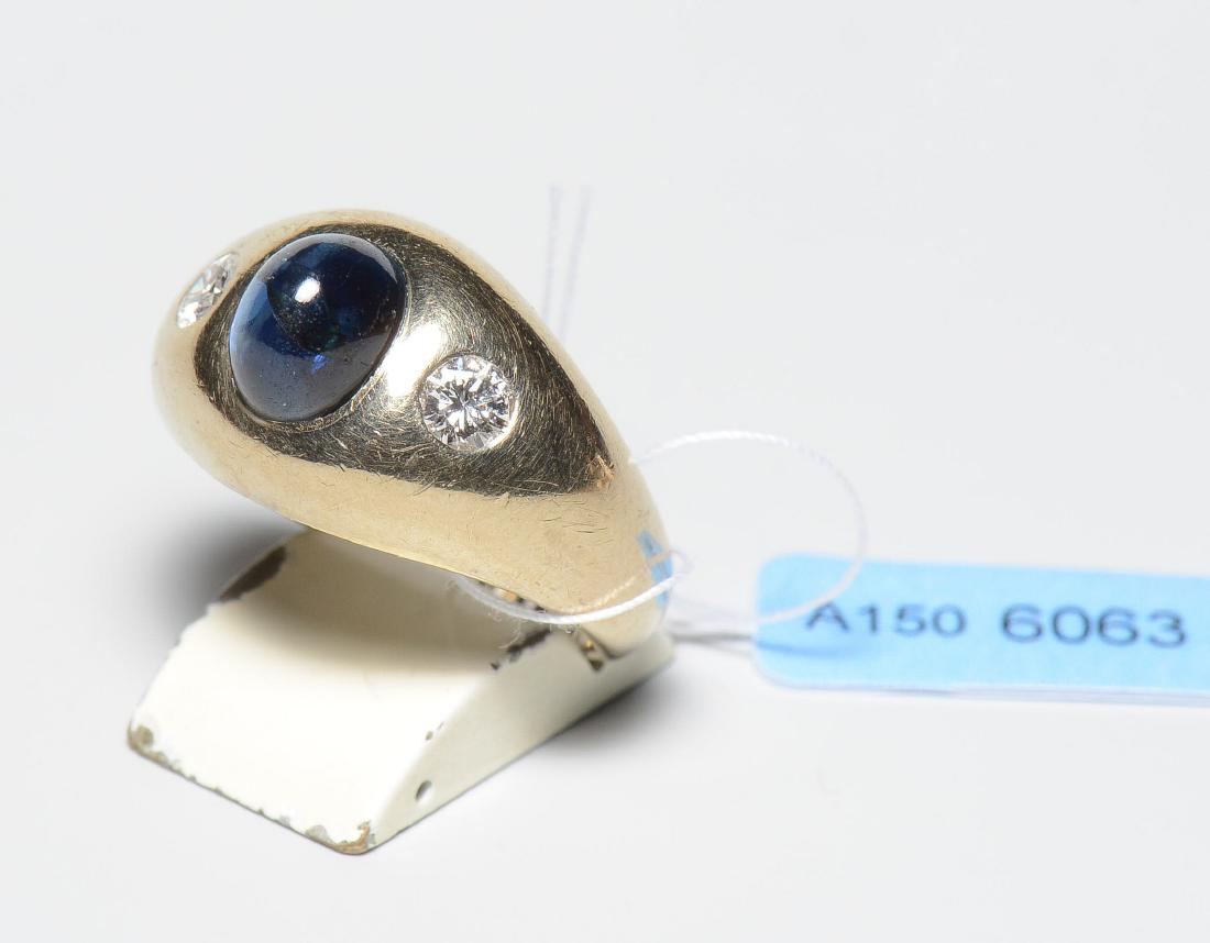 Saphir-Brillant-Ring 750 Weissgold. 1 Saphir-Cabochon: Saphir-Brillant-Ring 750 Weissgold. 1 Saphir-Cabochon 8x6 mm, 2 Brillanten zus. ca. 0.32 ct. Gr. 54, 13,4 g.