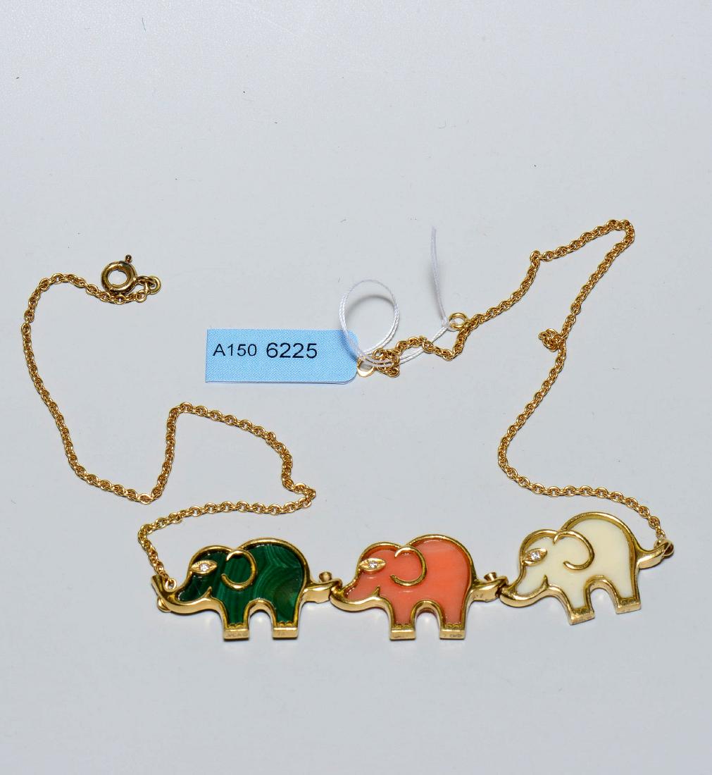 *Van Cleef & Arpels Collier 3 Elefanten Signiert und: *Van Cleef & Arpels Collier 3 Elefanten Signiert und Nummeriert "VCA © 74 OR 750 840 42". 750 Gelbgold. 3 Elefantenmotive aus Malachit, Koralle und Elfenbein mit Brillant-Augen. L 38 cm, 11,5 g.