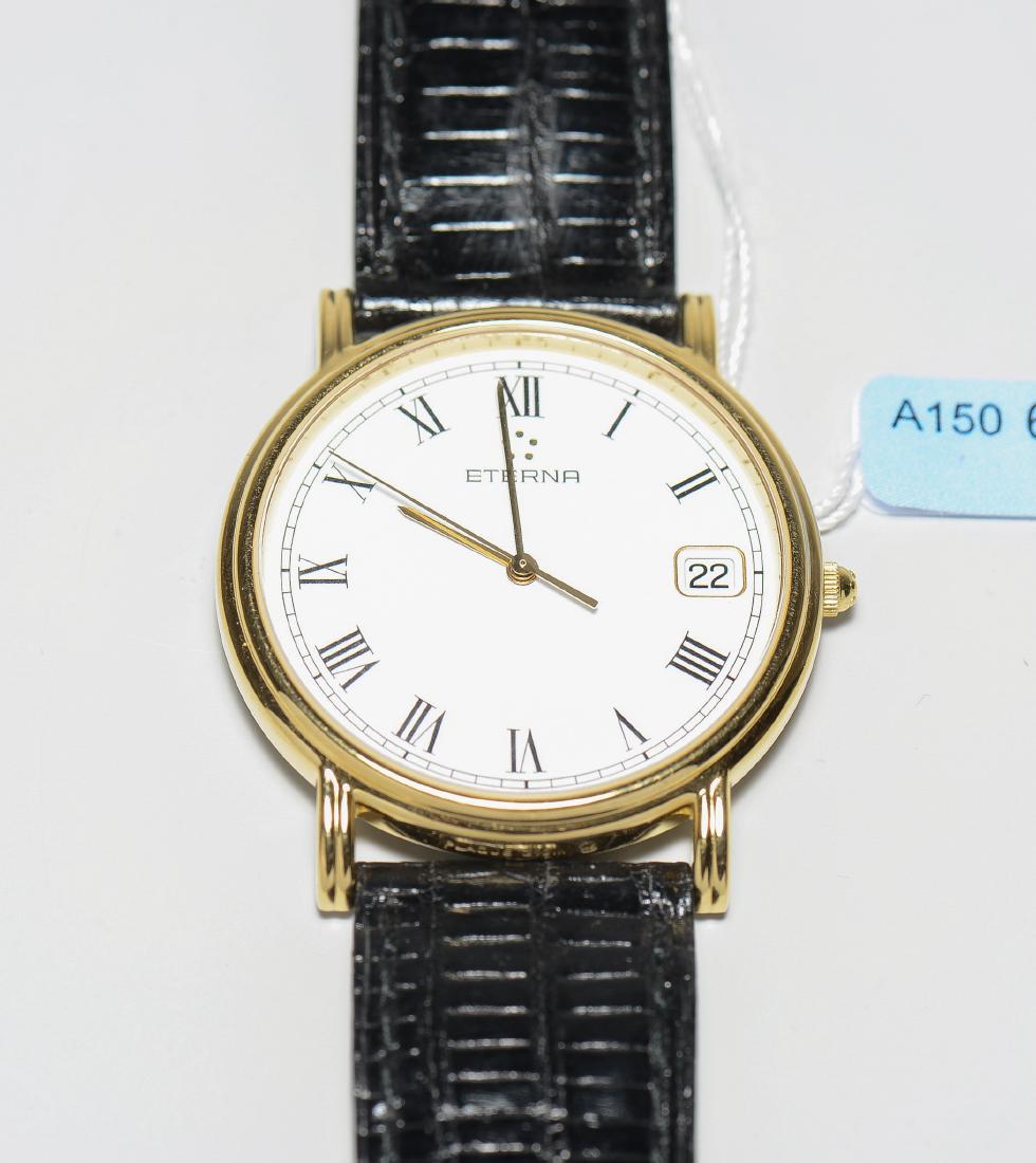 Eterna Runde Armbanduhr 80er Jahre mit Quarzwerk in: Eterna Runde Armbanduhr 80er Jahre mit Quarzwerk in vergoldetem Gehäuse. Boden gedrückt, Referenznummer 2178.22U, D 33 mm. Weisses Zifferblatt mit schwarzen, römischen Stundenzahlen, Minutenindizes