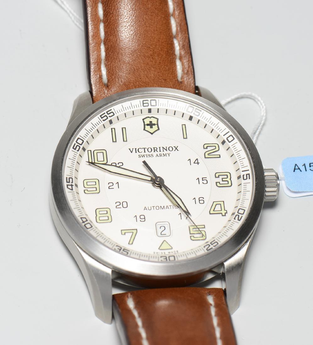 Victorinox Swiss Army Airboss Runde, automatische: Victorinox Swiss Army Airboss Runde, automatische Armbanduhr 90er Jahre in Stahlgehäuse. Boden verschraubt mit Sichtglas auf das ETA Werk, Kaliber 2824-2, Gehäusenummer 120513407, Referenznummer 241