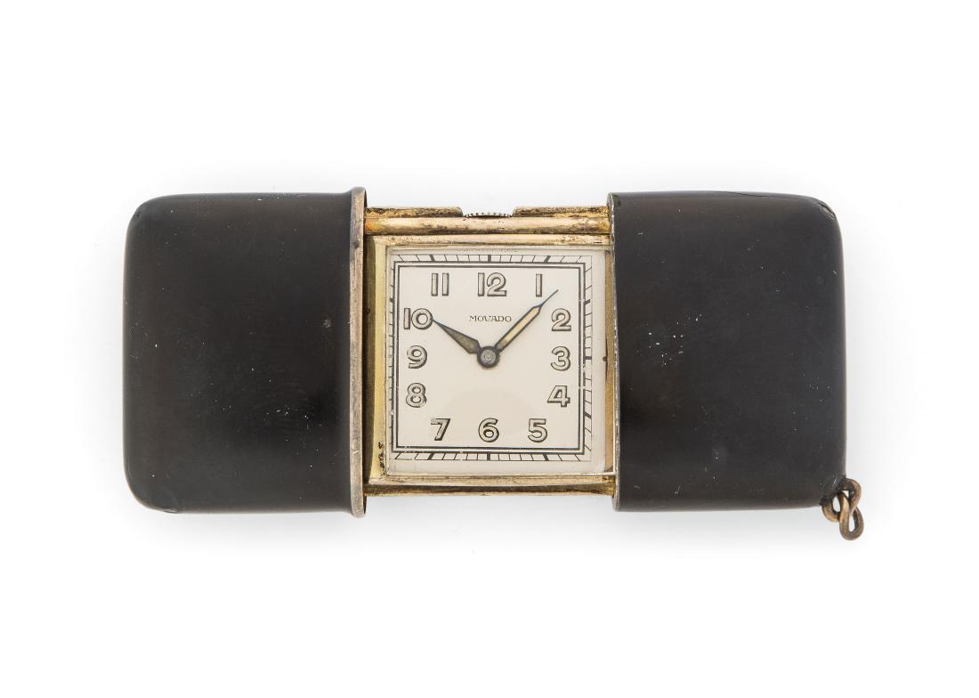 Movado Reiseuhr Rechteckige, mechanische Reiseuhr 50er: Movado Reiseuhr Rechteckige, mechanische Reiseuhr 50er Jahre in vergoldetem Silbergehäuse. Referenznummer 1216935, 73x32 offen gemessen. Silberfarbenes Zifferblatt mit gelben, arabischen Stundenzahle