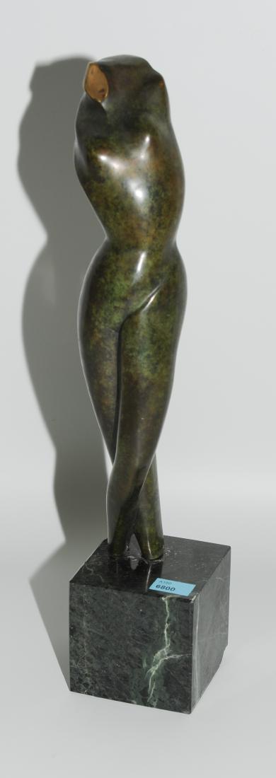 Anonym, 20.Jh. Venus. Bronze. Auf dem Bein mit: Anonym, 20.Jh. Venus. Bronze. Auf dem Bein mit geritztem Zeichen. H 31,5 auf Marmorsockel 39,5 cm.
