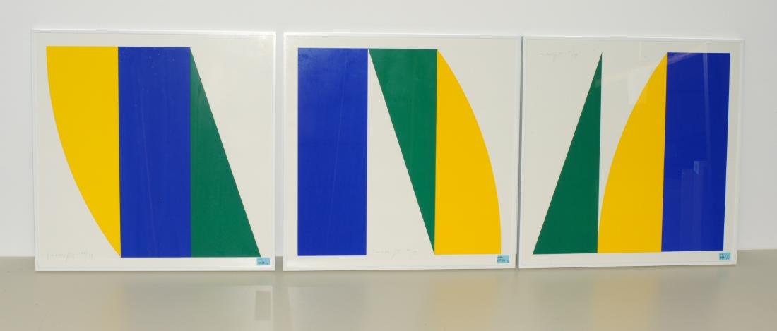 Honegger, Gottfried (Zürich 1917–2016 Zürich) Blau,: Honegger, Gottfried (Zürich 1917–2016 Zürich) Blau, Grün, Gelb. Lot von drei Farbserigraphien. 84/99. Alle signiert. Lichtmass je 44x44 cm. Alle gerahmt.