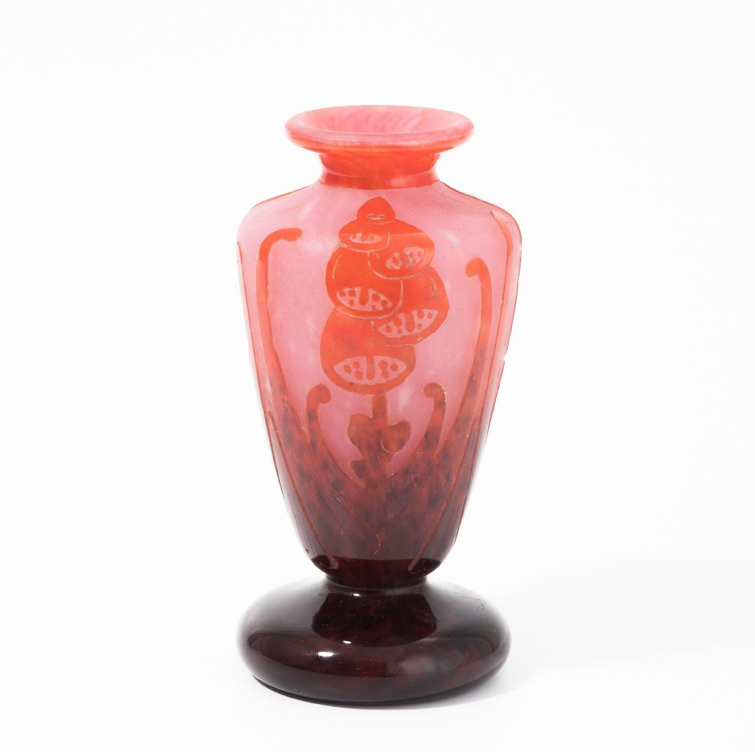 Schneider Epinay-sur-Seine, um 1925. Vase: Schneider Epinay-sur-Seine, um 1925. Vase ~qDigitales~q. Farbloses mit rosa Pulvereinschmelzungen, rotbraun überfangen, geätzter Dekor mit Fingerhut). Bezeichnet: Charder (hochgeätzt), Le verre Fra