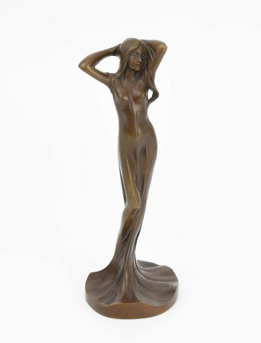 Julien Causse (Entwurf) (Frankreich 1869–1909) Junge: Julien Causse (Entwurf) (Frankreich 1869–1909) Junge Frau. Bronze, braun patiniert. Bezeichnet: J. Causse. H 22 cm.