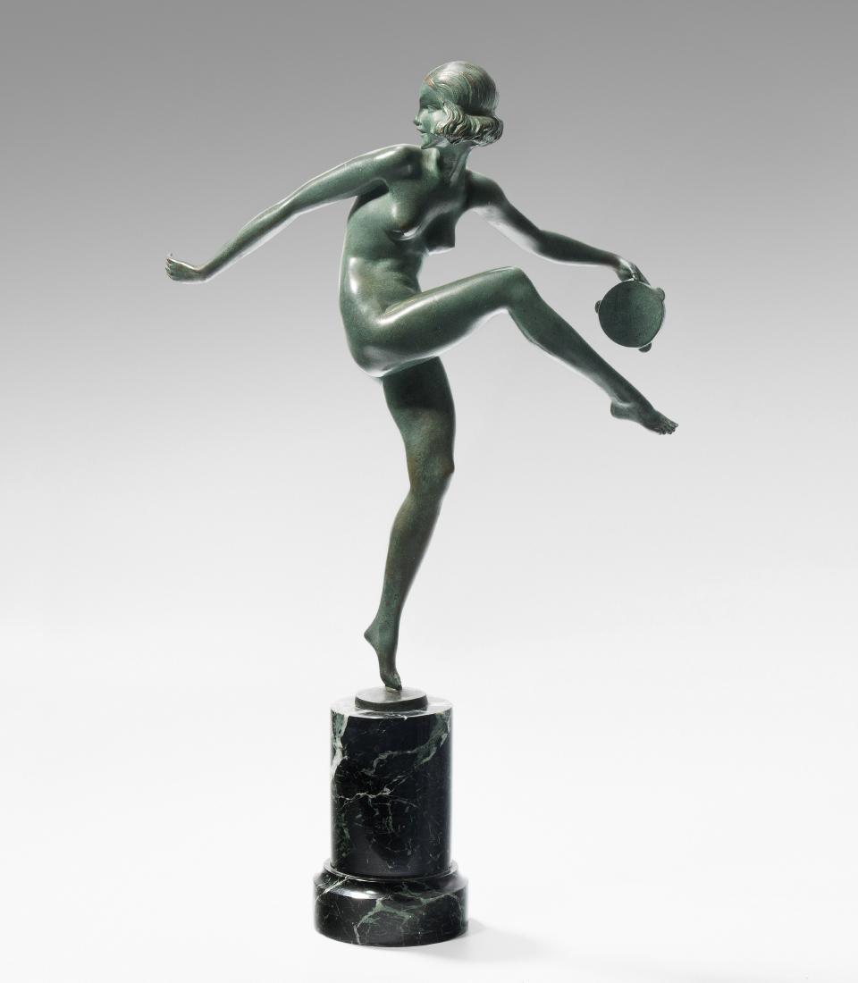 Pierre Le Faguays (Frankreich 1892–1962) Tänzerin mit: Pierre Le Faguays (Frankreich 1892–1962) Tänzerin mit Tamburin. Bronze, grünbraun patiniert, Marmorsockel. In der Bronze bezeichnet: Pierre Laurel. H 37/51 cm.