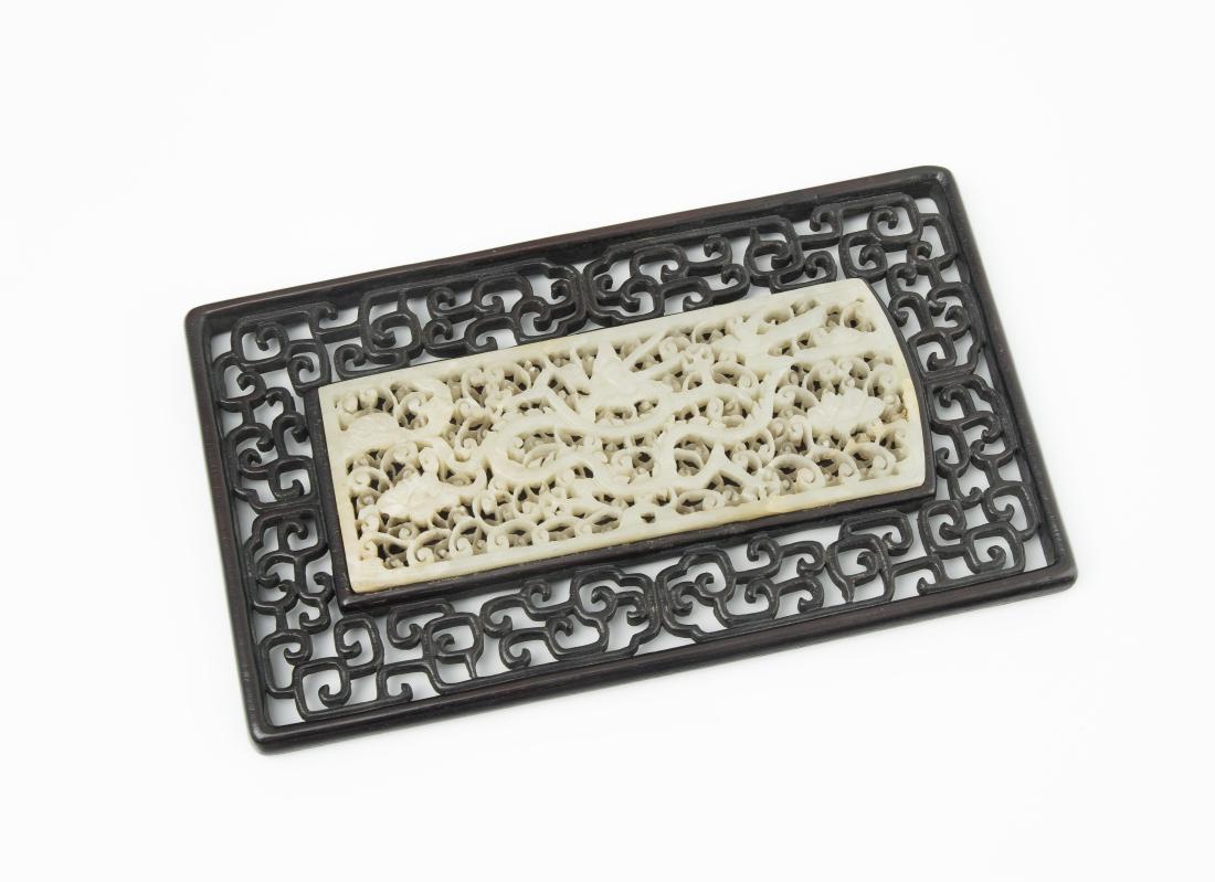 Jadeplakette China, Ming-Dynastie. Hellgräuliche Jade. (1 of 1)