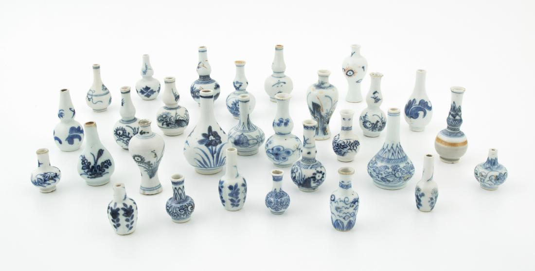 Lot: 29 kleine Väschen China, 18./19.Jh. (1 of 1)