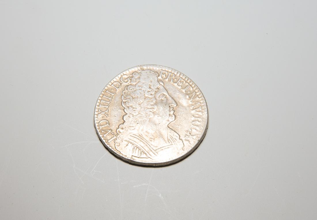 Écu aux 3 couronnes Frankreich, König Ludwig XIV, 1710,: Écu aux 3 couronnes Frankreich, König Ludwig XIV, 1710, Silber. Dm ca.4,1cm, ca. 27g.