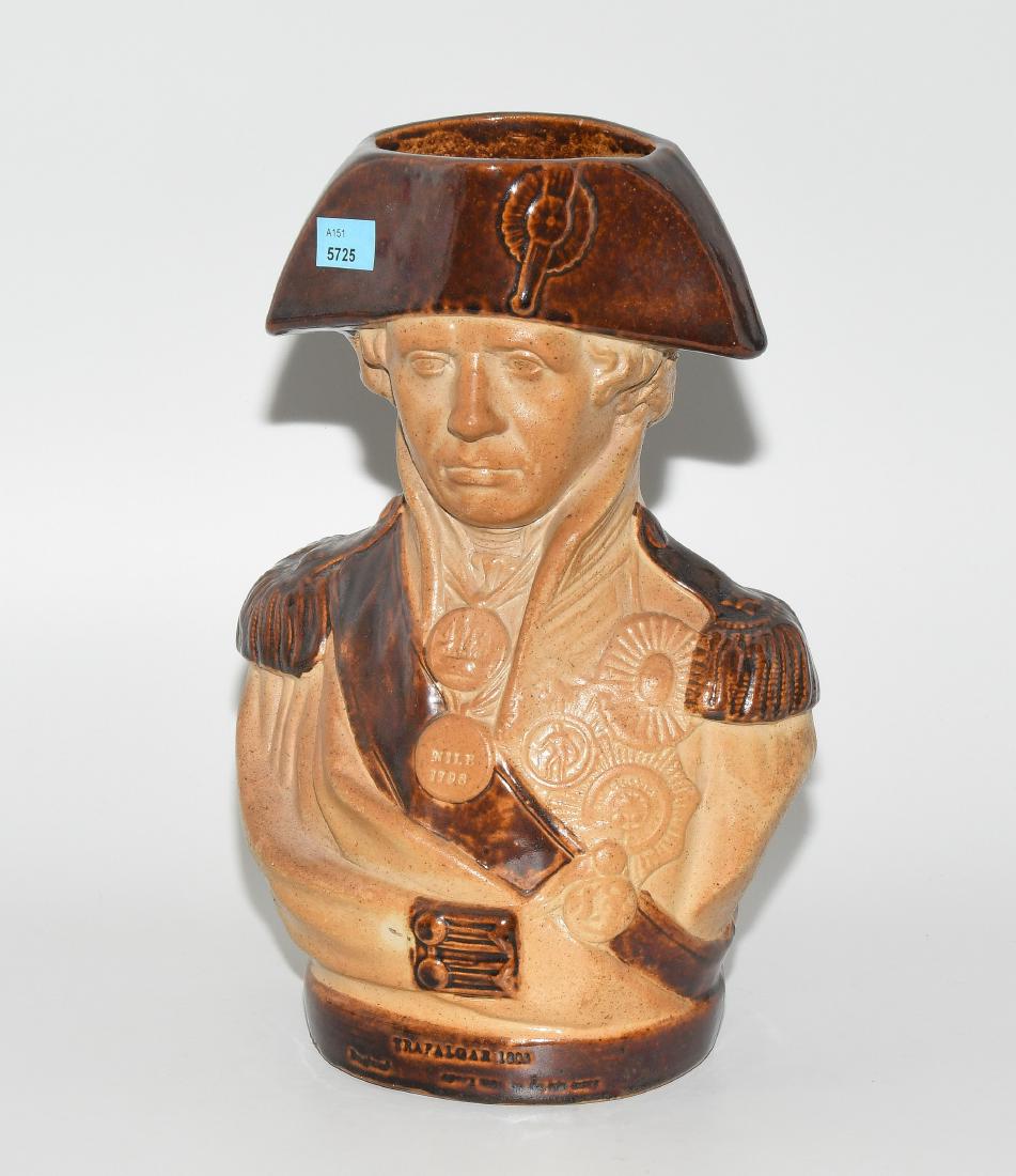 Krug England, Ende 19.Jh. Keramik, braun glasiert.: Krug England, Ende 19.Jh. Keramik, braun glasiert. Plastische Darstellung von Admiral Lord Nelson. Eingepresst: Trafalgar 1805. H 30 cm.