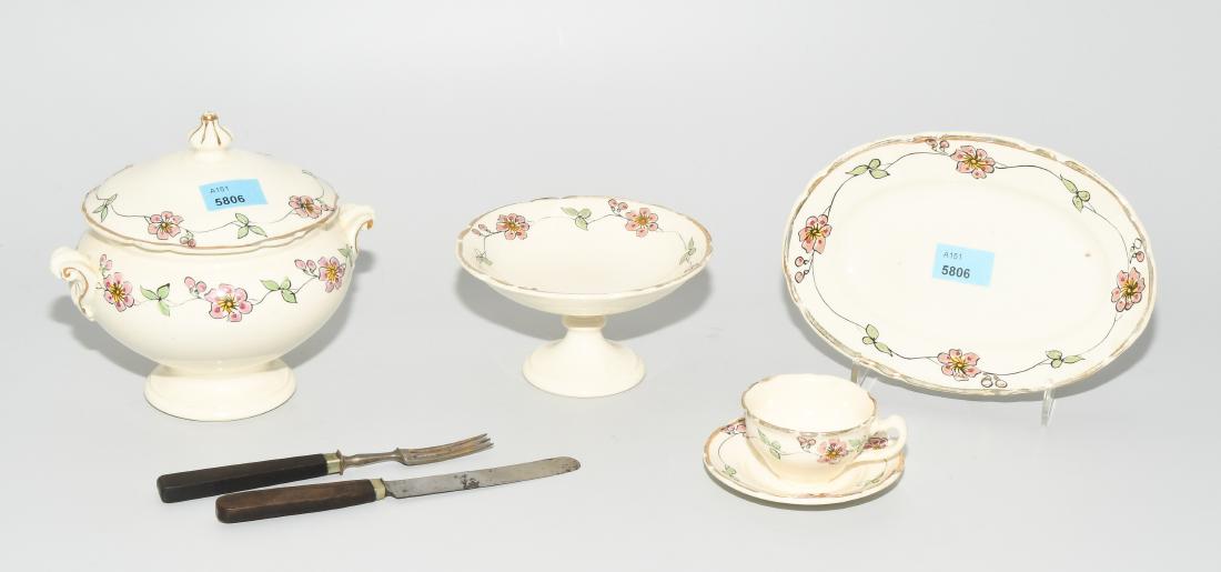 Kinderservice Um/Nach 1900. Polychrome Blumenmalerei (1 of 1)