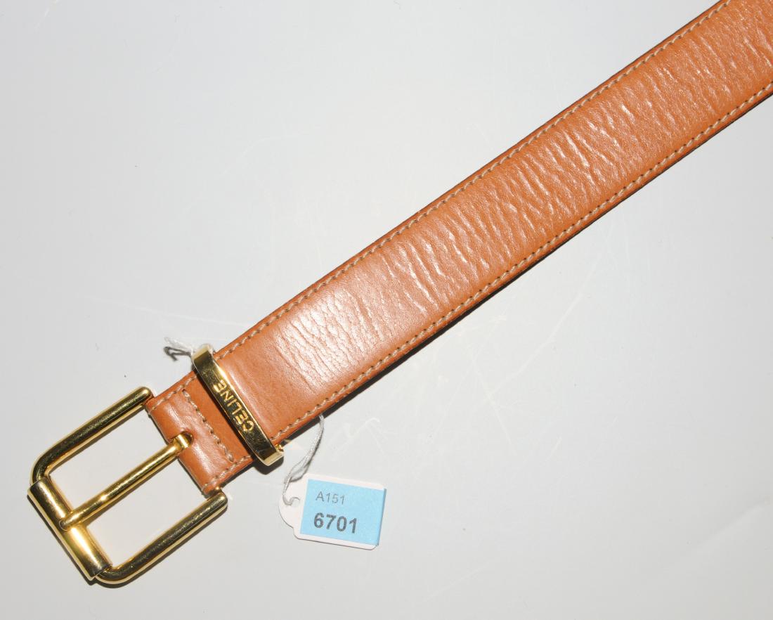 Céline, Damengürtel Aus hellbraunem Leder. Goldfarbene: Céline, Damengürtel Aus hellbraunem Leder. Goldfarbene Metallschnalle. L 85 cm, B 3 cm. Guter Zustand.