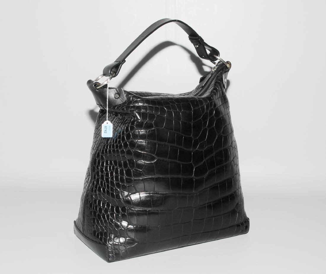 Calvin Klein, Handtasche Aus schwarzem Alligatorleder.: Calvin Klein, Handtasche Aus schwarzem Alligatorleder. Henkel. Silberfarbene Metallapplikationen. Reissverschluss. 31x30x15 cm. Sehr guter Zustand.