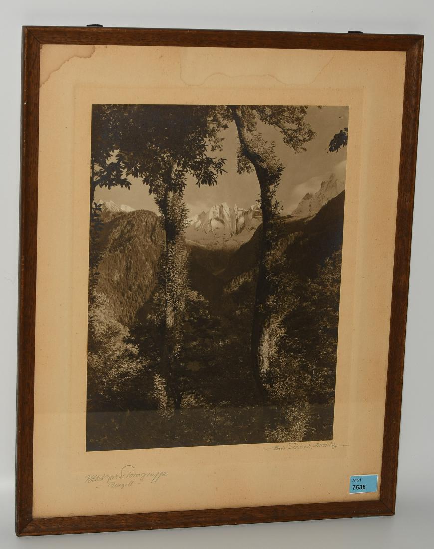 Steiner, Albert (Frutigen 1877–1965 Frutigen) ~qBlick: Steiner, Albert (Frutigen 1877–1965 Frutigen) ~qBlick zur Scioragruppe~q. Bergell. Fotografie. Unten rechts auf dem Rückblatt signiert und bezeichnet: ~qSt. Moritz~q. Fotogrösse 28,7x21,6 cm. Gera