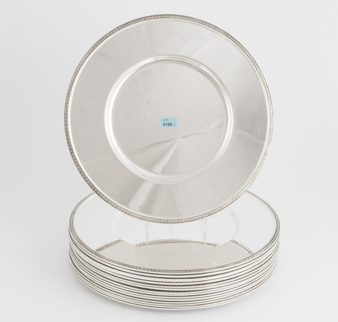Set: 16 Platzteller, Christofle: Frankreich, 20.Jh. Versilbert. Blanke Rundformen mit feiner Blatt- und Perlbordüre. D 30 cm. - Gebrauchsspuren.