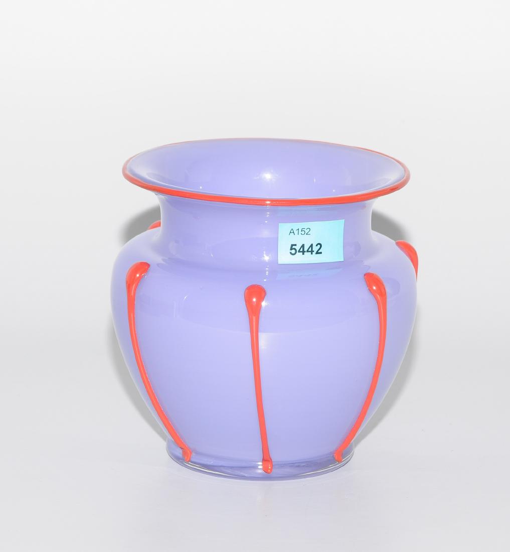 Vase: Um 1920. Nach Entwurf von Michael Powolny. Farbloses Glas, lilafarben unterfangen. Roter, vertikaler Streifendekor. Bauchiger Gefässkörper mit ausgestelltem Rand. H 11 cm.