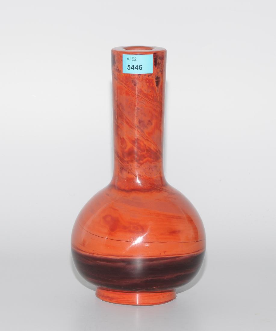 Vase: Böhmen, Anfang 20.Jh. Karneolglas. Blanker, kugeliger Gefässkörper mit langem Hals. H 20,5 cm.