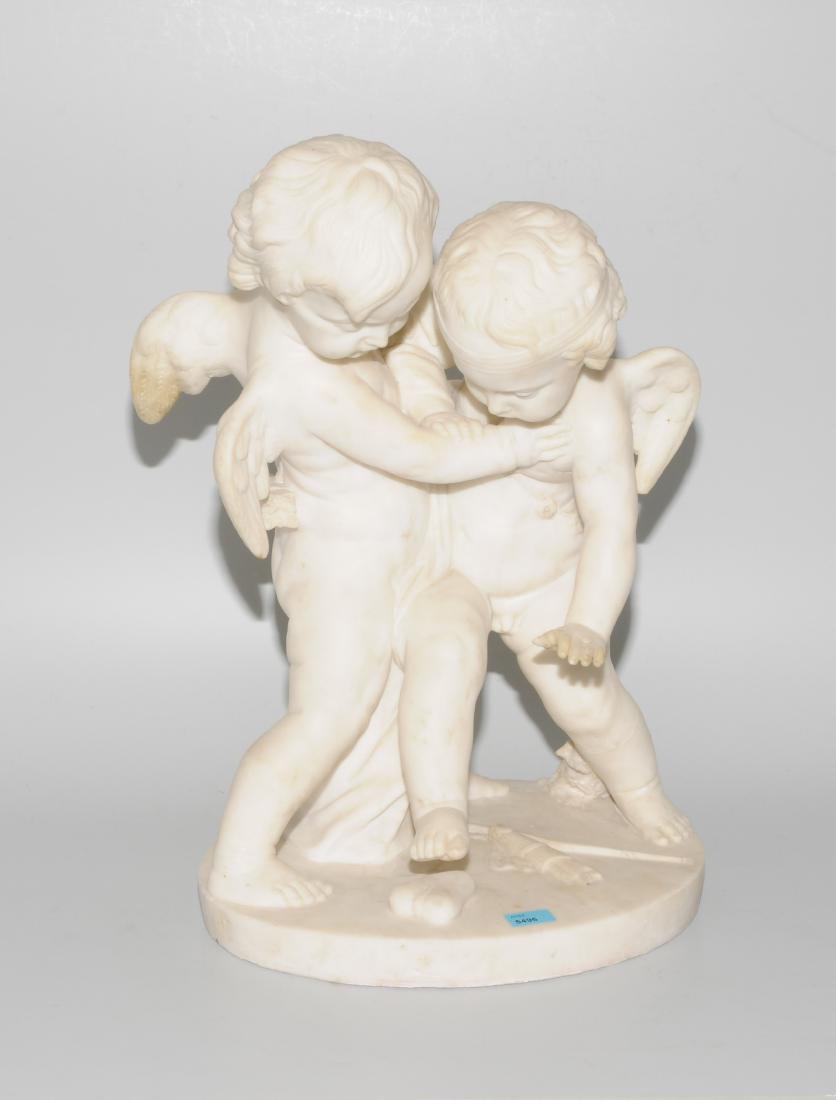 Gartenfigur: Puttopaar um Herz kämpfend. Alabaster. Nach dem Vorbild "l'enlèvement de coeur" von Francesco Pozzi. Am Sockel bezeichnet Pozzi. H 44 cm.