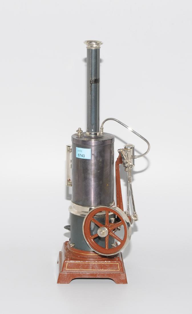 Carette-Dampfmaschine: Deutschland, um 1910. Metall, tlw. geschwärzt bzw. rot lackiert. Stehender Dampfkessel mit Hochkamin über quadratischem Sockel. H 35 cm.