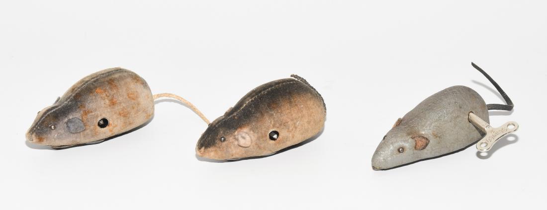 Lot: 3 Schuco-Rennmäuse "Mikifex": Deutschland,1930er Jahre bzw. US-Zone. Metallblech mit Samtüberzug bzw. grauer Schrumpflack. Uhrwerkantrieb. 1 mit Schlüssel. L 8,5 cm. - 2 Schwänze ersetzt.