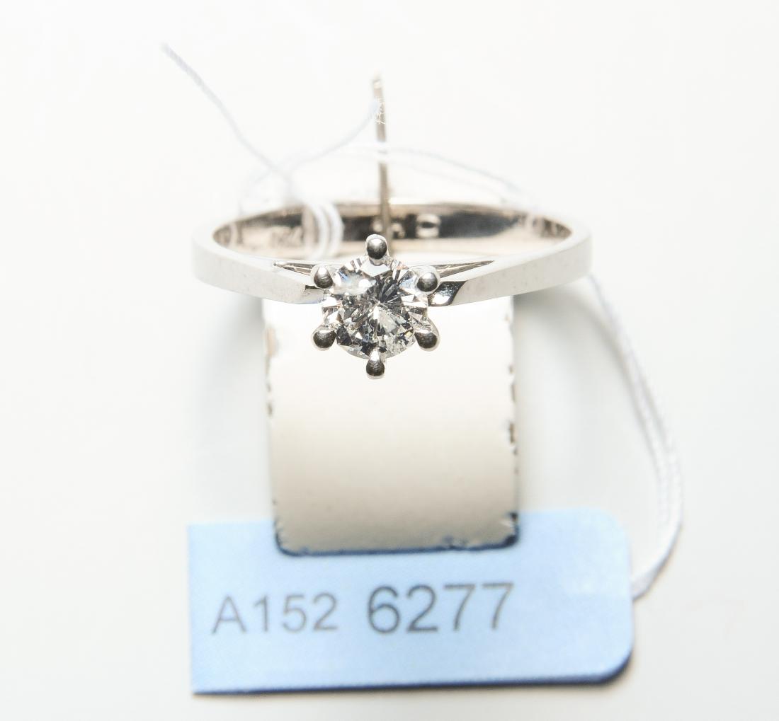 Solitaire: 750 Weissgold. 1 Brillant ca. 0.40 ct I/J-Piqué. Gr. 53, 2,9 g.