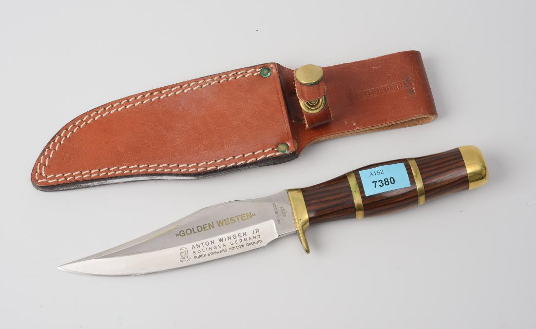 Waidmesser: Anton Wingen "Golden Westen", um 2000. Stahlklinge, signiert Anton Wingen Jr. Solingen, super stainless hollow ground. Hartholzgriff mit Messingzwischenlagen. Lederscheide. L ca. 23.