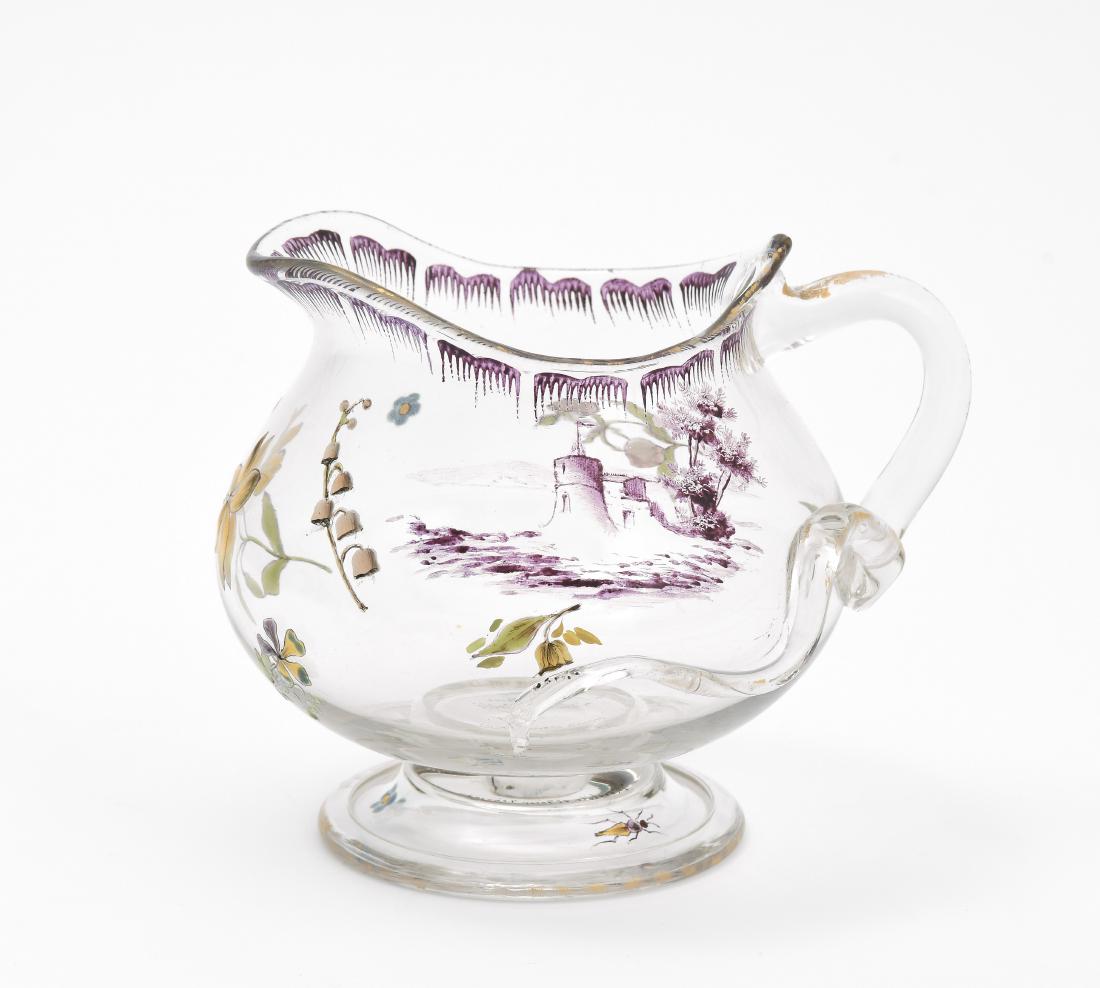 Emile Gallé: Nancy, um 1890. Cremier. Farbloses Glas, Landschaftsvignette mit Architektur in Purpur-camaieu, umgeben von Blumen in Emailmalerei. Bezeichnet: Cristallerie d'Emile Gallé Nancy, Modèle et Décor dé