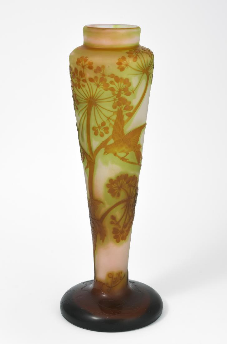 Emile Gallé: Nancy. Vase. Farbloses opakes Glas, aussen hellgrün und braun, innen partiell rosa überfangen, umlaufend reliefiert geätzter Dekor mit Kerbel und Vogel. Bezeichnet: Gallé (hochgeätzt). H 44,5 cm.