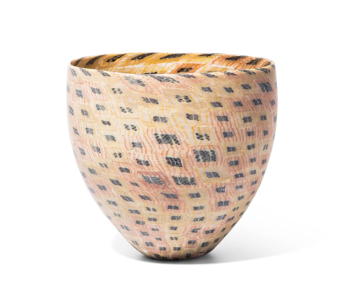 Giles Bettison: (Geb. Australien 1966) 1998. Paddock Series "Little Squares". Vase. Farbloses Glas mit Murrinen. Kaum lesbar bezeichnet (Ätzsignatur). H 19,5 cm.