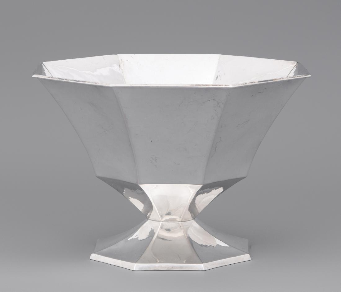 Fussschale: Schwäbisch Gmünd, 1920er Jahre. Silber, leicht gehämmert. Meistermarke Gottlieb Kurz. Oktogonale Form über eingezogenem Fuss. Halbmond/Krone, Feingehalt 830. B 20 cm, ca. 477 g. - Gebrauchsspren.