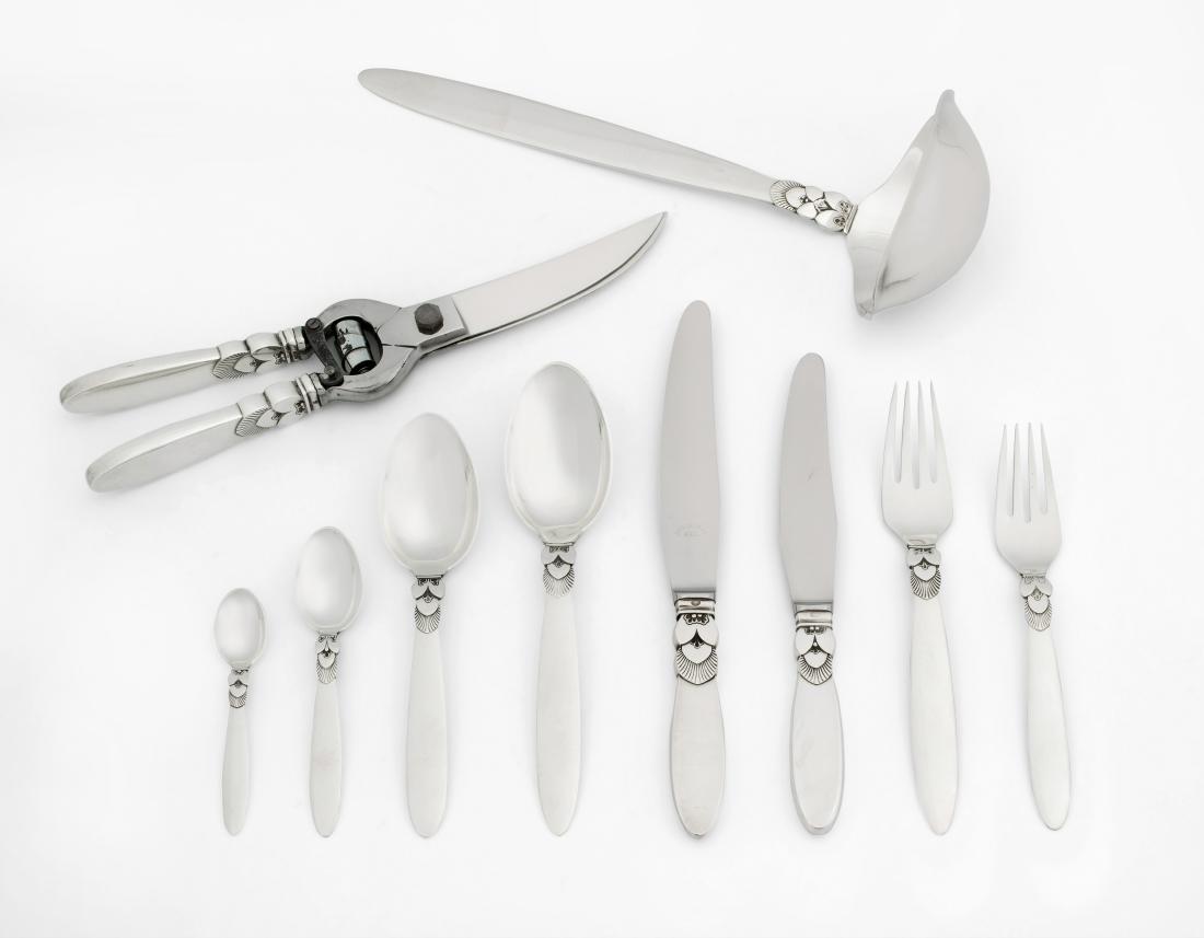 Besteckserviceteile, Georg Jensen: Dänemark, 1945–77. Silber, 101-teilig. Design "Cactus", Entwurf: Gundorph Albertus, 1930. Bestand: 1 Suppenlöffel, 12 Vorspeiselöffel, 12 -messer und 12 -gabeln, 12 Fleischmesser und 1 -gabel, 12