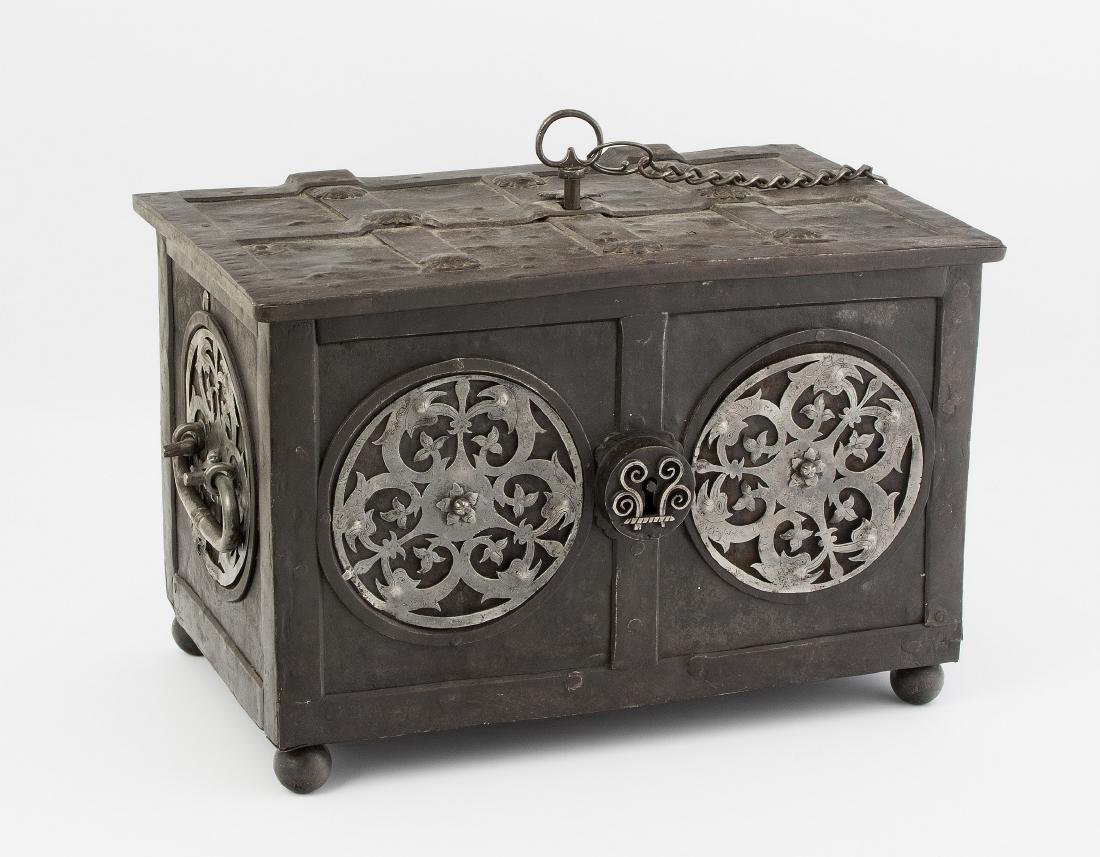 Kassette: Schweiz, Kanton Aargau, Renaissance, datiert 1570. Eisen. Rechteckiger Korpus mit seitlichen Tragegriffen. Seiten und Front mit ausgeschnittenen Zierrosetten gearbeitet. Schlüsselloch im Deckel von d