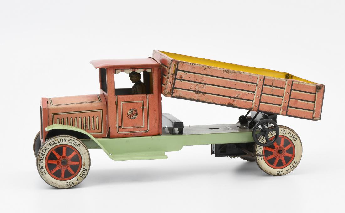 Distler-Lastwagen "J.D. 1622": Deutschland, 1930er Jahre. Mit Firmensignet. Bezeichnet: "MADE IN GERMANY". Blech, farbig lithographiert. Rot/grüner Lastwagen mit Fahrer und kippbarer Pritsche. Uhrwerkantrieb. L 28 cm. - Bespielt. 
