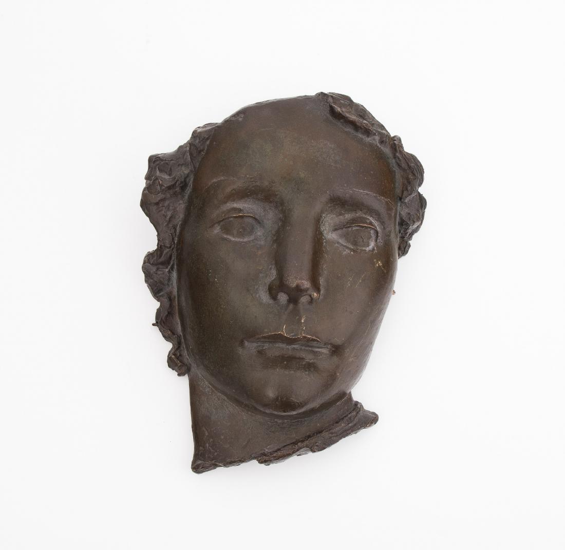 Matt, Hans von: (Stans 1899–1985 Stans) Frauenkopfrelief. Bronze. Auf dem Hals signiert und nummeriert: "2". H 24 cm. -Patina. Leicht schmutzig.