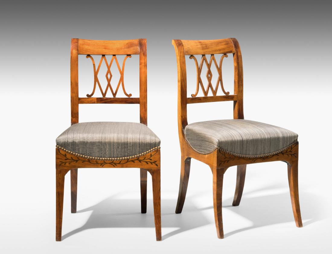 Satz von sechs Stühlen: Biedermeier ca. 1820. Kirschbaum. Trapezförmiges Gestell auf säbelförmigen Beinen und geschweifte Rückenlehne. Frontzarge mit Rankendekor belegt. Guter Zustand. 46x50x86 cm.
