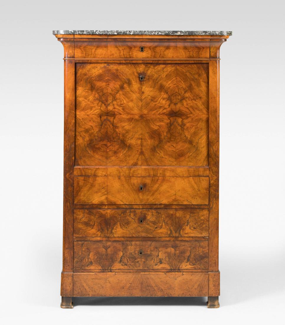 Sekretär: Biedermeier ca. 1820. Nussbaum, Marmor. Fünfschübiger Korpus, Schreibplatte mit schwarzer Ledereinlage vor mehrschübigem Innenausbau mit Geheimfächern. Marmor: Grau-Beige gemustert. Aufzufrischen.